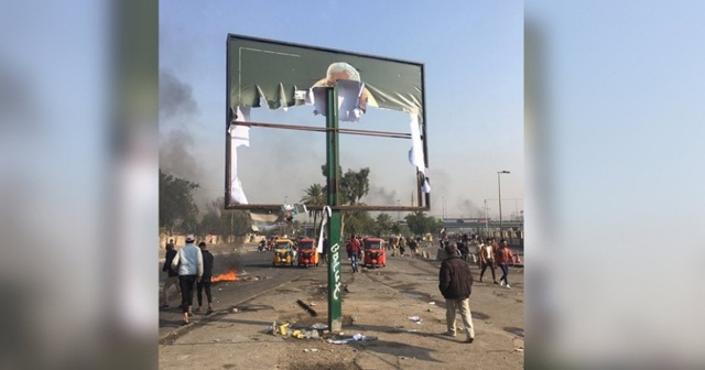 Irak&#039;ta göstericiler &#039;İranlı Komutan Süleymani&#039;nin&#039; afişini yaktı
