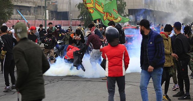 Irak&#039;ta hükümet karşıtı göstericiler müdahalelere rağmen meydanları boşaltmıyor