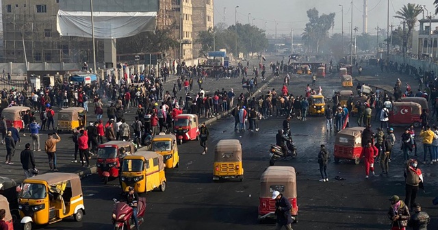 Irak&#039;ta sokaklar karıştı! Ölü ve yaralılar var