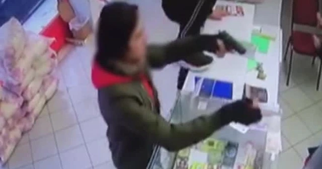 İş yeri sahibini silahla gasp ettiler