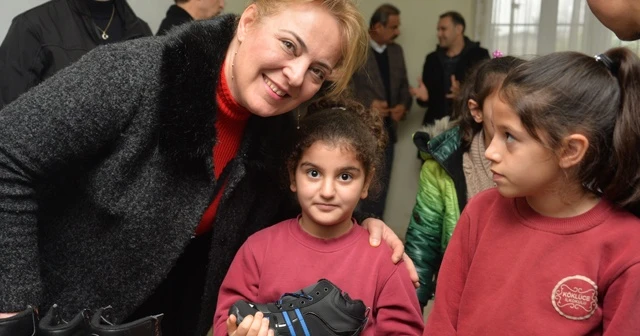 Islak çorabını çıkardığı öğrencinin ayağını mendille kuruladı