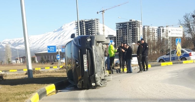 Isparta’da virajı alamayan otomobil yan yattı: 2 yaralı