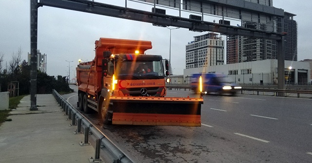 İstanbul’da kar küreme araçları yollara çıktı