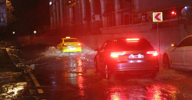 İstanbul&#039;da yağış devam ediyor, trafik yoğunluğu yüzde 80&#039;e yaklaştı