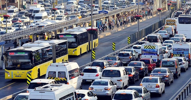 İstanbul&#039;da yağış trafiği olumsuz etkiledi