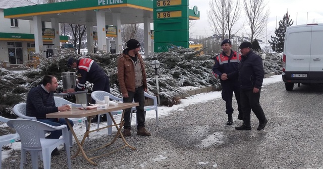 Jandarmadan sürücülere sıcak çay jesti