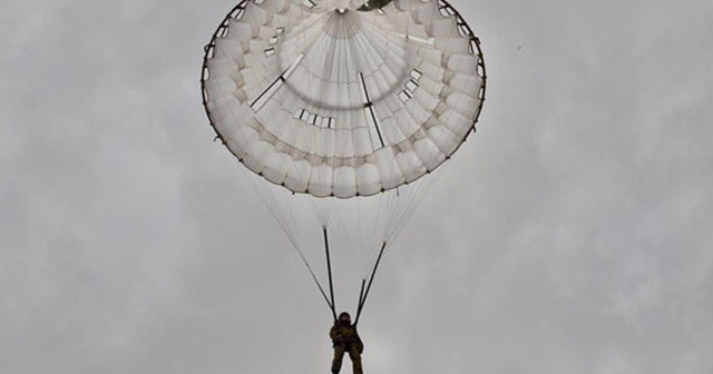 Japon Savunma Bakanı Kono, 11 metre yükseklikten atladı