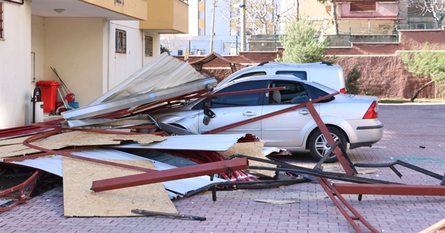 Kahramanmaraş’ta şiddetli rüzgar çatıları uçurdu, ağaçları yerinden söktü