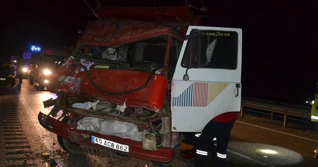 Kamyonet tıra çarptı: 1 ölü, 1 yaralı