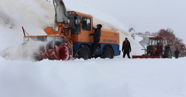 Kar 136 köy yolunu ulaşıma kapattı