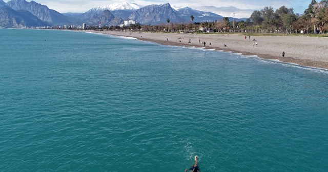 Kar soğuğunun vurduğu Antalya’da vatandaşlar ısınmak için denize girdi