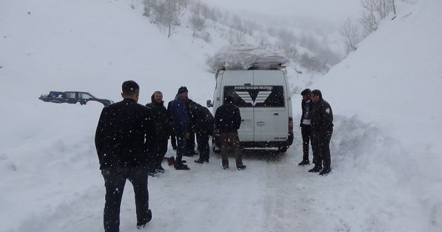 Kar ve tipide mahsur kalan 20 kişi kurtarıldı