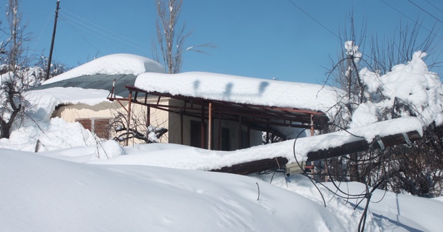 Kar yayla evlerini beyaz örtüyle kapladı