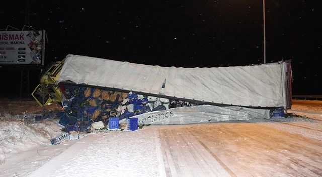 Karaman-Konya yolu devrilen tır nedeniyle ulaşıma kapandı