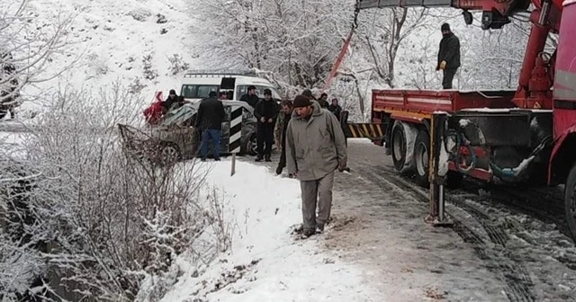 Karlı yolda faciadan dönüldü: 3 yaralı