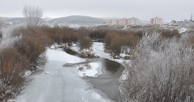 Kars eksi 11’i gördü, Kars Çayı donmaya başladı