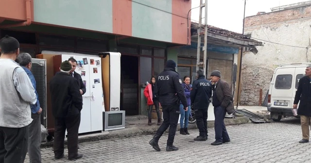 Kirayı ödeyemeyince kızı ile sokakta kaldı