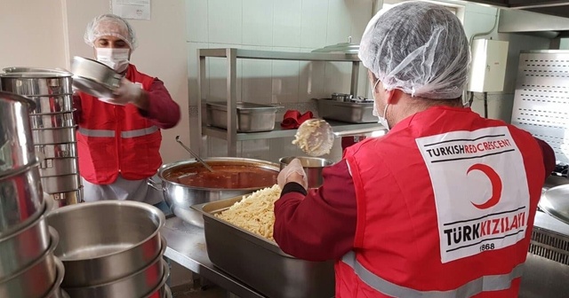 Kızılay, deprem bölgesinde sıcak yemek dağıtımına başladı