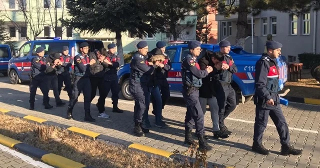 Köpeği öldürüp üç evi soyan hırsızlardan ikisi tutuklandı