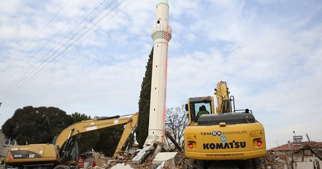 Manisa’da depremde ağır hasar gören caminin yıkımı yapıldı