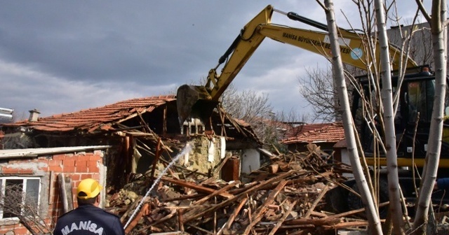 Manisa Valiliği deprem hasarının 4 ilçeye ulaştığını açıkladı