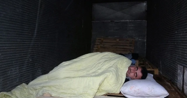 Mazot hırsızlarından bıktı, kamyon kasasında yatmaya başladı