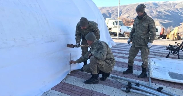 Mehmetçik vatandaş el ele