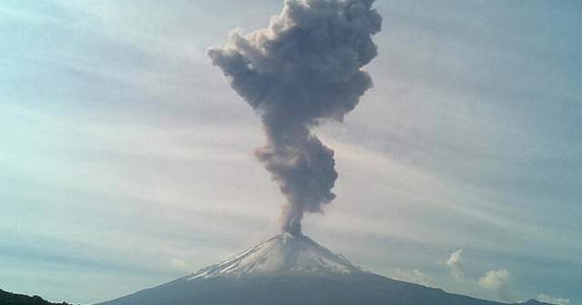 Meksika&#039;daki Popocatepetl Yanardağı&#039;nda patlama