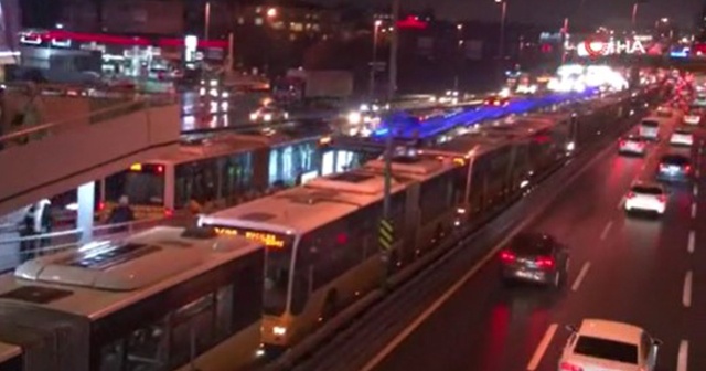 Metrobüs arıza yaptı, uzun kuyruklar oluştu