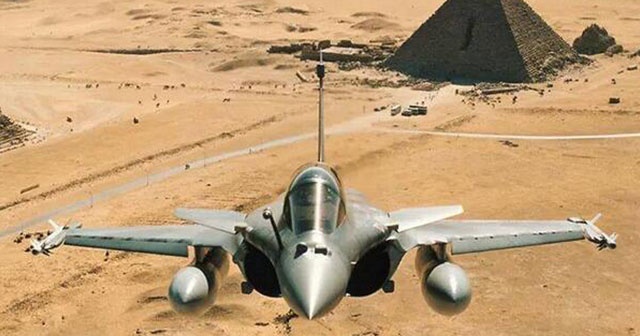 Mısır&#039;da askeri tatbikatta savaş uçağı düştü: 1 ölü