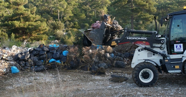 Ormanda çıkan 65 ton çöp görenleri şokeetti