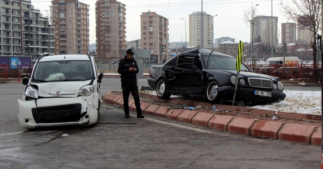 Otomobil ile ticari araç çarpıştı: 9 yaralı