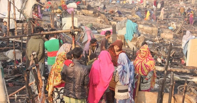 Pakistan’da 400 gecekondu yandı: 2 kişi yaralandı