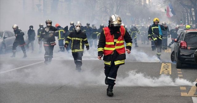 Paris&#039;te itfaiyeciler çalışma koşullarını protesto etti