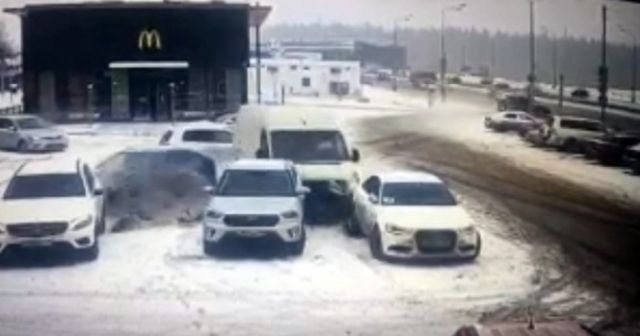 Rusya&#039;da minibüs park halindeki 4 araca çarptı