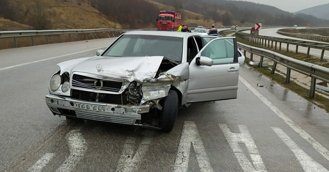 Samsun&#039;da otomobil bariyerlere çarptı: 4 yaralı