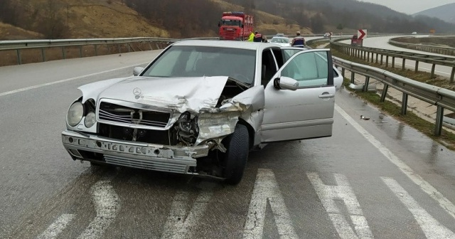 Samsun&#039;da otomobil bariyerlere çarptı: 4 yaralı