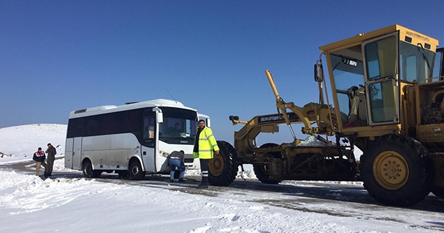 Şanlıurfa&#039;da kapanan yollar ekipler tarafından açılıyor