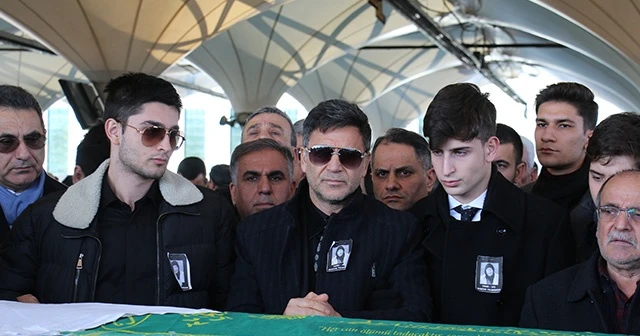 Şarkıcı İzzet Yıldızhan'ın annesi toprağa verildi