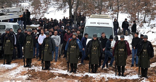 Şehit cenazesinde bir grup genç üşümesinler diye montlarını askerlere giydirdi