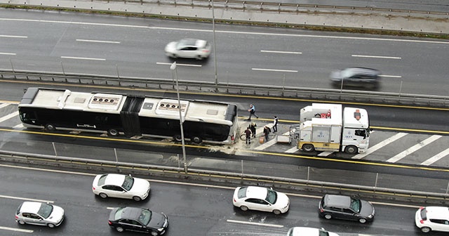 Seyir halindeki metrobüsün motor kısmında yangın çıktı