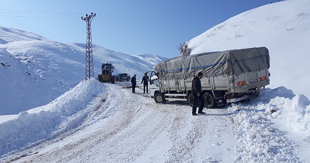 Siirt&#039;te kardan kapanan yollar ulaşıma açıldı