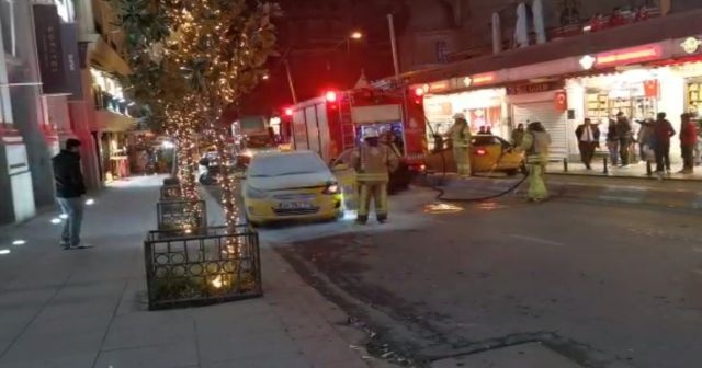 Taksim’de ticari taksi yandı, esnaf yangın tüpleriyle müdahale etti