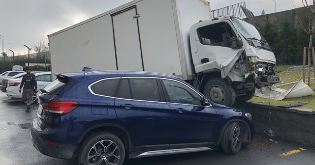 Park halindeki otomobilin üzerine kamyon düştü