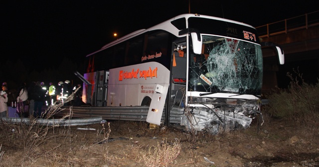 TEM Otoyolunda bariyerlere çarpan otobüs yoldan çıktı: 7 yaralı