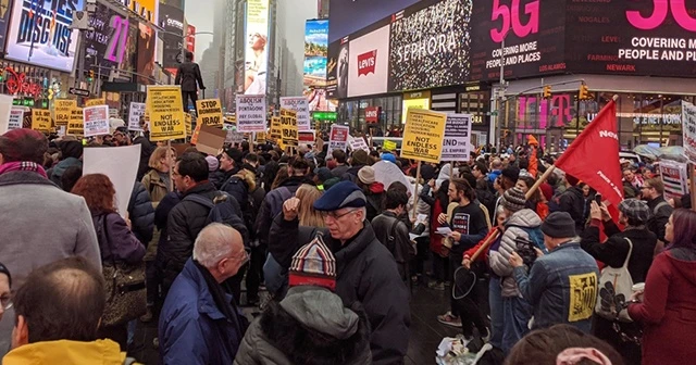Times Meydanı’nda savaş karşıtı protesto