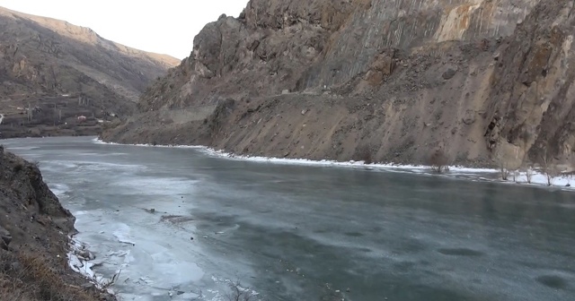 Türkiye’nin en hızlı akan nehri buz tuttu