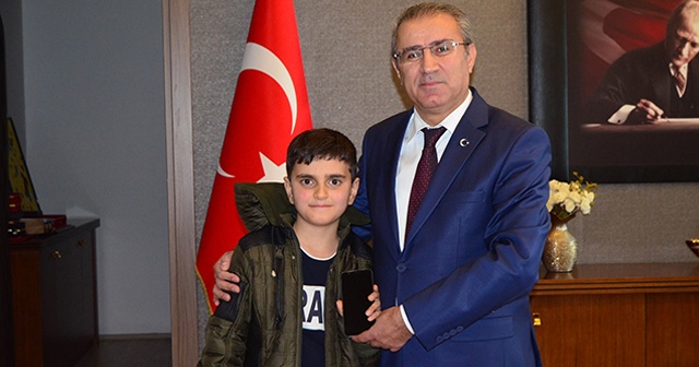 Türkiye&#039;nin konuştuğu simitçi çocuğa kaymakam cep telefonu hediye etti