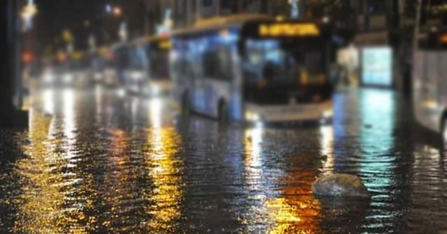 Umman'da sel nedeniyle hayat durdu