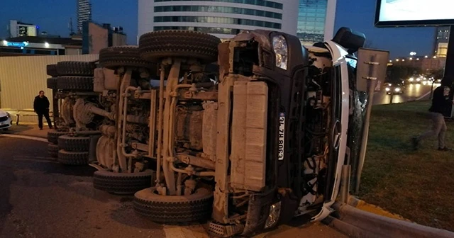 Ümraniye’de beton mikseri yola devrildi